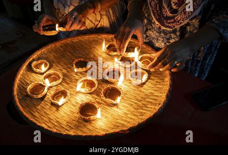 Le donne anziane di Pramod Talukdar Memorial Old Age Home illuminano le lampade a olio di Diya mentre celebrano Diwali, a Guwahati, India, il 1° novembre 2024. Diwali, A. Foto Stock