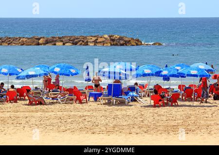 TEL AVIV, ISRAELE - 19 MAGGIO 2011: Questa è una delle spiagge urbane della città. Foto Stock