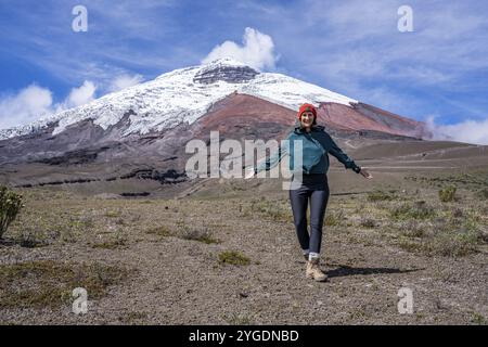 Le donne posano di fronte al vulcano Cotopaxi, Cotopaxi, Parco Nazionale Cotopaxi, Latacunga, Ecuador, sud America Foto Stock