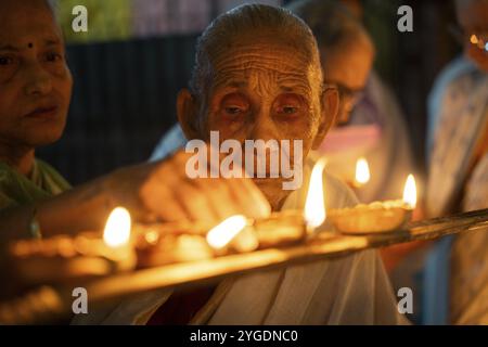 Le donne anziane di Pramod Talukdar Memorial Old Age Home illuminano le lampade a olio di Diya mentre celebrano Diwali, a Guwahati, India, il 1° novembre 2024. Diwali, A. Foto Stock