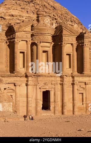 Monastero di ad Deir nell'antica città di Petra, vista panoramica sul tramonto della Giordania, sito patrimonio dell'umanità dell'UNESCO Foto Stock