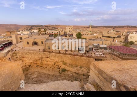 Al Karak, Giordania, 4 novembre 2022: Castello medievale dei crociati nel centro della città e turisti, Asia Foto Stock