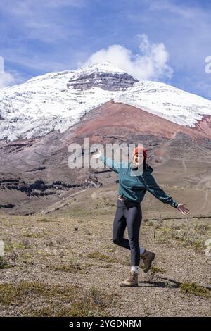 Le donne posano di fronte al vulcano Cotopaxi, Cotopaxi, Parco Nazionale Cotopaxi, Latacunga, Ecuador, sud America Foto Stock