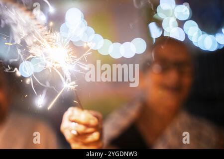 Una donna anziana di Pramod Talukdar Memorial Old Age Home brucia crackersas sparkler celebra Diwali, a Guwahati, in India il 1° novembre 2024. Diwali Foto Stock