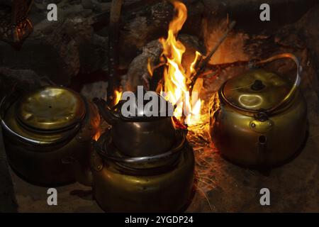 Poche teiere con tè beduino, bollitore sul fuoco di notte, Giordania, Wadi Rum, Asia Foto Stock