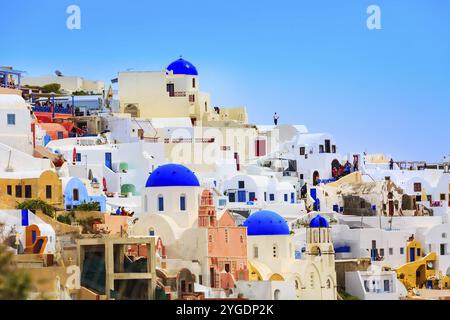 Oia, Santorini, 25 aprile 2019: Famoso villaggio sull'isola delle cicladi con case colorate, cupole della chiesa e turisti Foto Stock