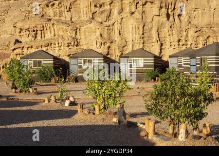 Giordania, Wadi Rum, 2 novembre 2022: Campeggio case nel deserto di Wadi Rum, Asia Foto Stock