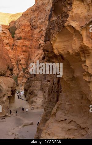 Wadi Musa, Giordania, 2 novembre 2022: Rocks and Road view at Little Petra, Siq al-Barid, Asia Foto Stock