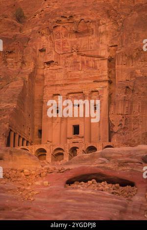 La tomba di Urn, una delle tombe reali a Petra, Giordania al crepuscolo, vista ravvicinata Foto Stock