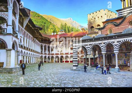 Rila, Bulgaria, 27 ottobre 2017: Vista del monastero di Rila con alberi di montagna autunnali sullo sfondo, Europa Foto Stock