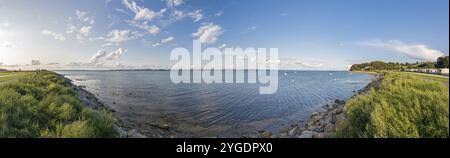 Panorama ad altissima risoluzione della bellissima baia con campeggio al Mar Baltico nel nord della Germania Foto Stock