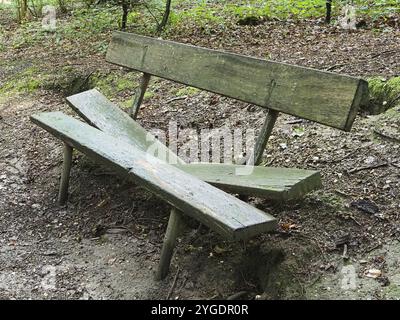 Panca in legno vintage con sedile rotto, Renania settentrionale-Vestfalia, Germania, Europa Foto Stock