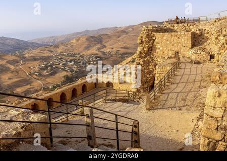 Al Karak, Giordania, 4 novembre 2022: Castello medievale dei crociati, panorama della città e turisti, Asia Foto Stock