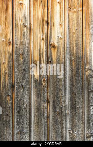 Closeup shot di marrone, parete di legno intemperie (sfondo verticale) Foto Stock