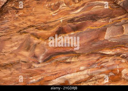 Rocce di arenaria multicolore e strati minerali nelle antiche tombe di Petra, Giordania. Modello, struttura di pietra geologica Foto Stock