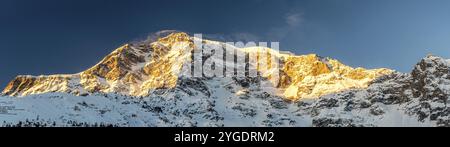 Foto panoramica ad alta risoluzione del Monte Ortler nelle Alpi europee all'alba Foto Stock