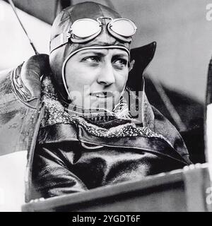Amy Johnson (1903-scomparso il 5 gennaio 1941) con il suo aereo Black Hawk Moth in partenza dall'Australia per Newcastle, fotografia, 14 giugno 1930 Foto Stock