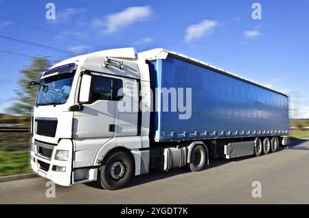 Camion su una strada con sfocatura del movimento Foto Stock