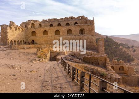 Al Karak, Giordania, 4 novembre 2022: Castello medievale dei crociati nel centro della città e turisti, Asia Foto Stock