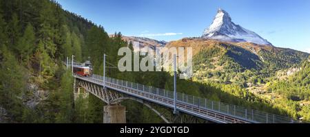 Zermatt, Svizzera. Gornergrat treno turistico rosso sul ponte e il panorama di picco del Cervino nelle Alpi svizzere, benner Foto Stock