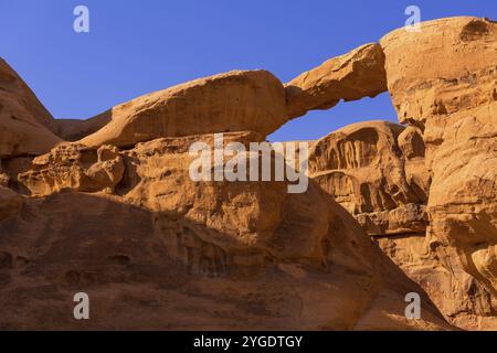 Burdah Arch Rock Bridge, Wadi Rum, Jordan close-up Foto Stock