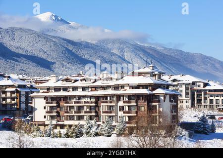 Chalet in legno, case e paesaggi di montagne innevate nella località sciistica bulgara di Bansko, Bulgaria, Europa Foto Stock