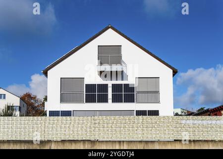 Pannelli solari sul muro di una casa indipendente ad Aquisgrana, Germania, Europa Foto Stock