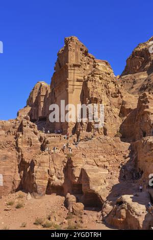 Petra, Giordania, 3 novembre 2022: Turisti nelle facciate Caverne di strada nella città antica, famoso sito storico e archeologico, Asia Foto Stock