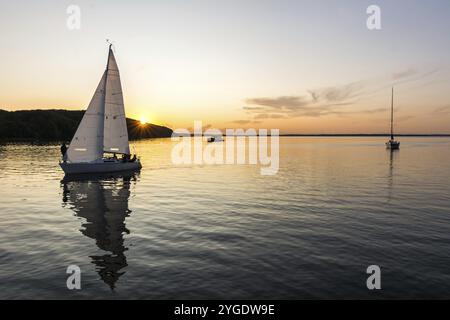 Barche a vela che tornano nel porto durante il tramonto panoramico sul Mar Baltico Foto Stock