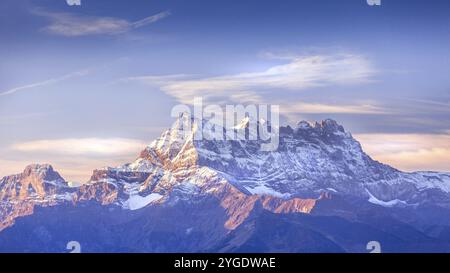 Sinrise o tramonto vista panoramica banner delle Dents du Midi nelle Alpi svizzere, cantone Vaud, Svizzera, Europa Foto Stock