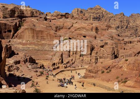 Petra, Giordania, 3 novembre 2022: Anfiteatro nabateo nella città antica, vista aerea ad alto angolo, Asia Foto Stock