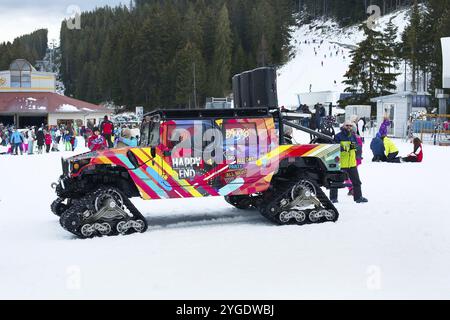 Bansko, Bulgaria, 12 dicembre 2015: Bunderishka polyana, Happy End car all'apertura della stagione e People, Europa Foto Stock