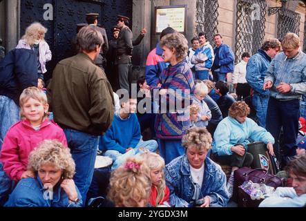 FOTO D'ARCHIVIO: 35 anni fa, il 9 novembre 1989, il muro di Berlino cadde. Cittadini della RDT in attesa di fronte all'ambasciata tedesca a Praga. Formato orizzontale. ? Foto Stock