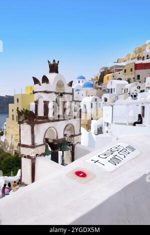 Oia, Santorini, Grecia, 25 aprile 2019: Famoso villaggio sull'isola delle cicladi con case colorate, cupole della chiesa e campanile, Europa Foto Stock