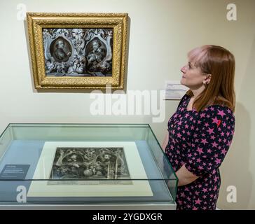 Royal Scottish Academy, Edimburgo, Scozia, Regno Unito, 7 novembre 2024. Mostra della Royal Scottish Academy Dürer to Van Dyck preview: Disegni dalla straordinaria collezione di disegni di Chatsworth House, un'opportunità unica per vedere quasi 50 disegni raramente visti da nomi famosi dell'arte europea. Nella foto: Un doppio ritratto degli artisti Peter Paul Rubens e Anthony van Dyck dell'artista fiammingo Erasmus Quellinus II, che è stato rubato e poi recuperato. Foto Stock