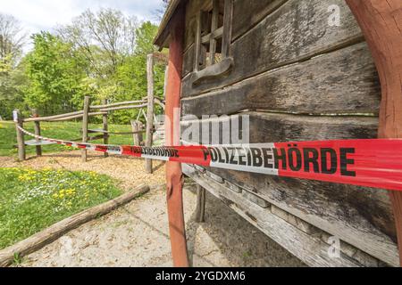 Parco giochi chiuso con nastro di polizia (testo tedesco: Autorità politica) a causa del virus Corona (Covid-19) Foto Stock