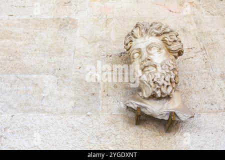 Testa di Triton da Odeon di Agrippa, le cisterne statua frammento con copyspace Foto Stock