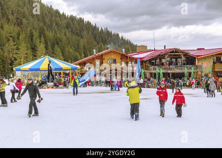 Bansko, Bulgaria, 12 dicembre 2015: Stazione sciistica Bunderishka polyana, funivia e montagna con pini, persone, Europa Foto Stock