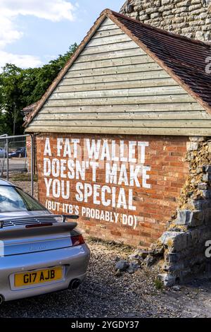 Ettington , Regno Unito - 5 giugno 2024: Popular Wall Says at caffeine and Machine the Hill Car Enthusiast Meeting Place. Foto Stock