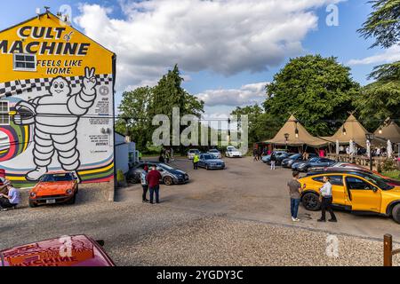 Ettington, Regno Unito - 5 giugno 2024: Ingresso principale della popolare caffeina e macchina, luogo d'incontro per gli appassionati di auto in collina. Foto Stock