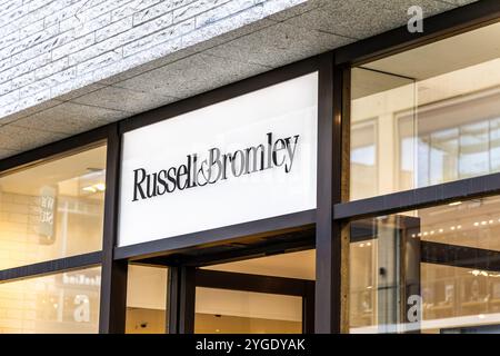 Oxford, Regno Unito - 5 giugno 2024: Russell e Bromley firmano il Westgate Shopping Centre. Foto Stock