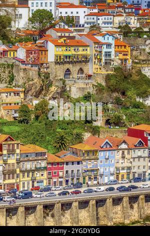 Porto, Portogallo città vecchia ribeira antenna vista promenade con coloratissime case vicino al fiume Douro Foto Stock