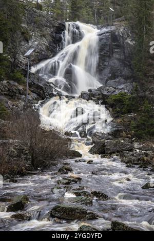 Foto paesaggistica di una grande cascata nella foresta e nella natura. Paesaggio autunnale il fiume Elgafossen Vattenfall forma un confine naturale tra gli svedesi Foto Stock