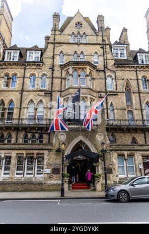 Oxford , Regno Unito - 5 giugno 2024: MacDonald Randolph Hotel by Graduate Hotels nel centro di Oxford Beaumont Street, all'angolo con Magdalen Street con uni Foto Stock