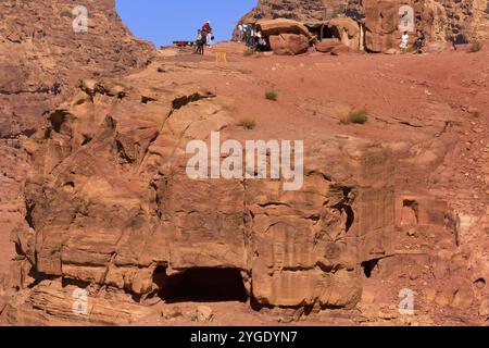 Petra, Giordania, 3 novembre 2022: Facciate strade grotte nella città antica, famoso sito storico e archeologico, Asia Foto Stock