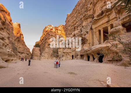 Wadi Musa, Giordania, 2 novembre 2022: Triclinio e vista stradale a Little Petra, Siq al-Barid, Asia Foto Stock