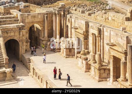 Jerash, Giordania, 7 novembre 2022: Persone che visitano l'anfiteatro romano nell'antica città di Gerasa, sito archeologico in Asia Foto Stock