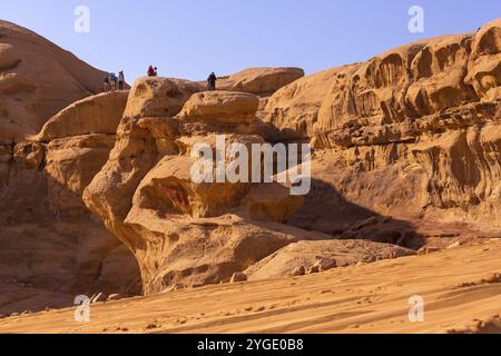 Giordania, Wadi Rum, 2 novembre 2022: Famoso monumento nel deserto Burdah Arch Rock Bridge and People, Asia Foto Stock