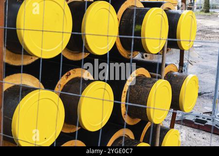 Una pila di nuovi tubi per una conduttura di teleriscaldamento in un cantiere di Duesseldorf, Germania, Europa Foto Stock