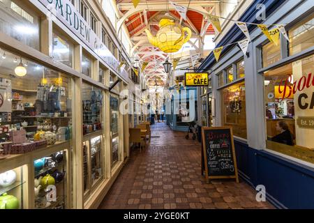 Oxford, Regno Unito - 5 giugno 2024: Gli interni del mercato coperto di Oxford celebrano il 250° anniversario. Il mercato coperto è un mercato storico con bancarelle e S Foto Stock